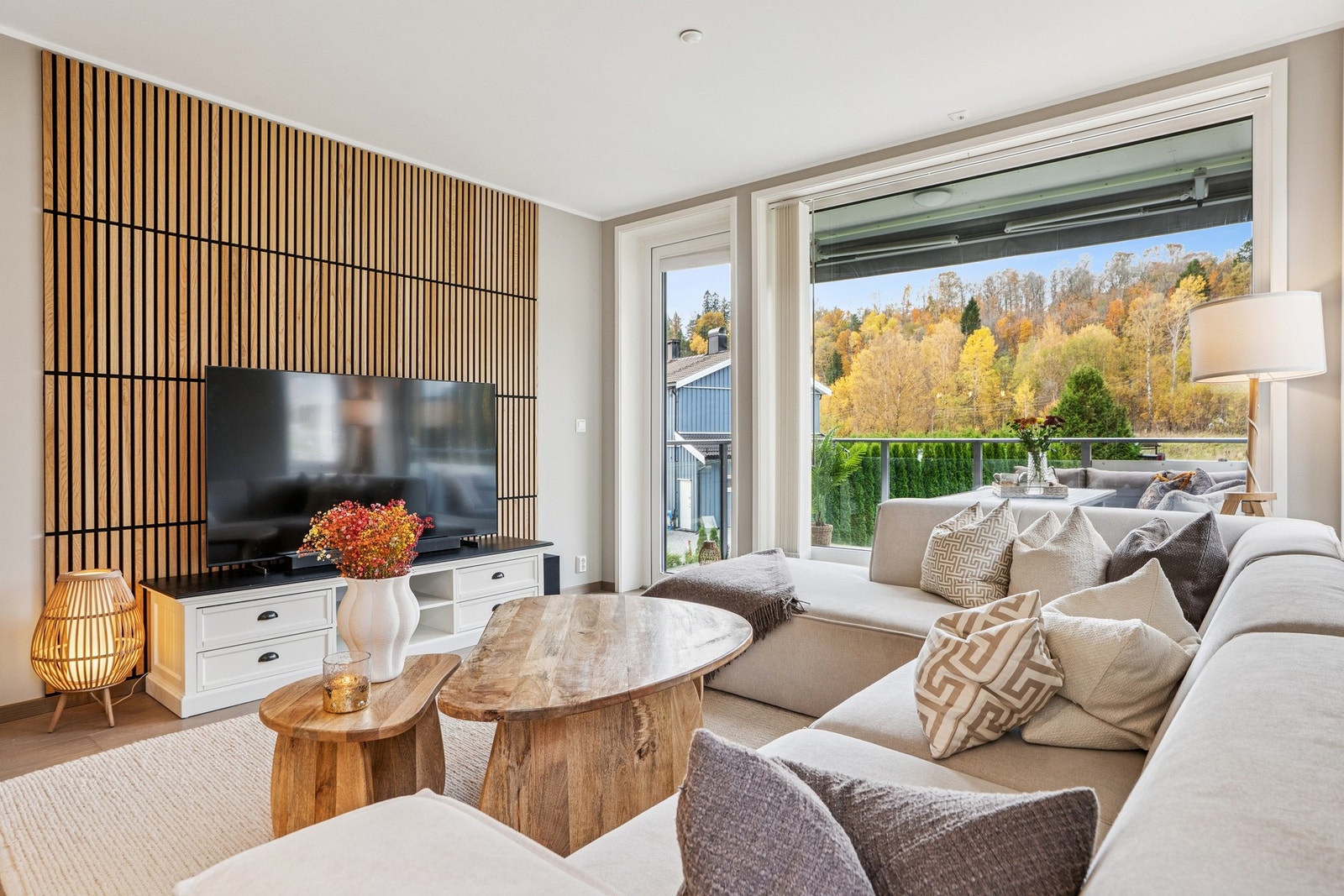 Dette er en lekker og svært tiltalende 3-roms leilighet beliggende på Haneborgenga som er et nyere boligfelt på Ottarsrud, øst for Heer i Drøbak. Galleribilde