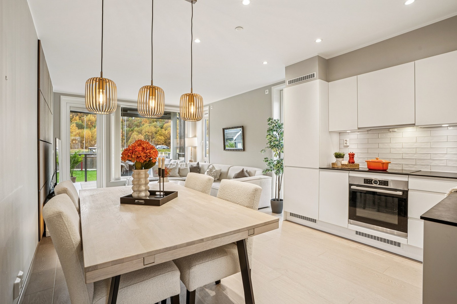 Her er det flislagt mellom benkeplate og overskap samt belysning under overskap. Galleribilde