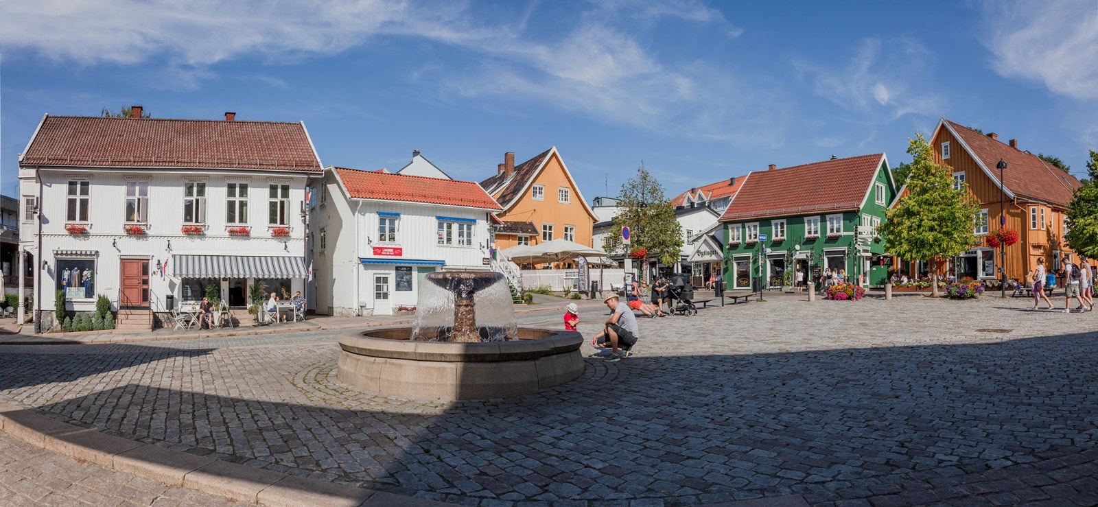 Drøbak Torg ligger også bare en syv minutters biltur unna. Her finner du en rekke servicetilbud! Galleribilde