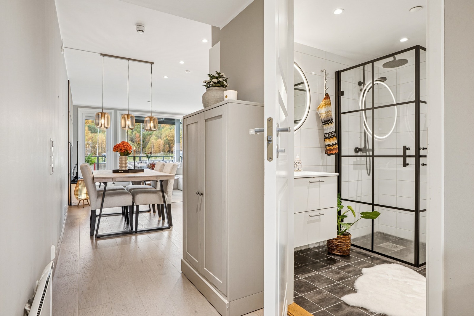 Her er gulvflater belagt med en stilig parkett. Galleribilde