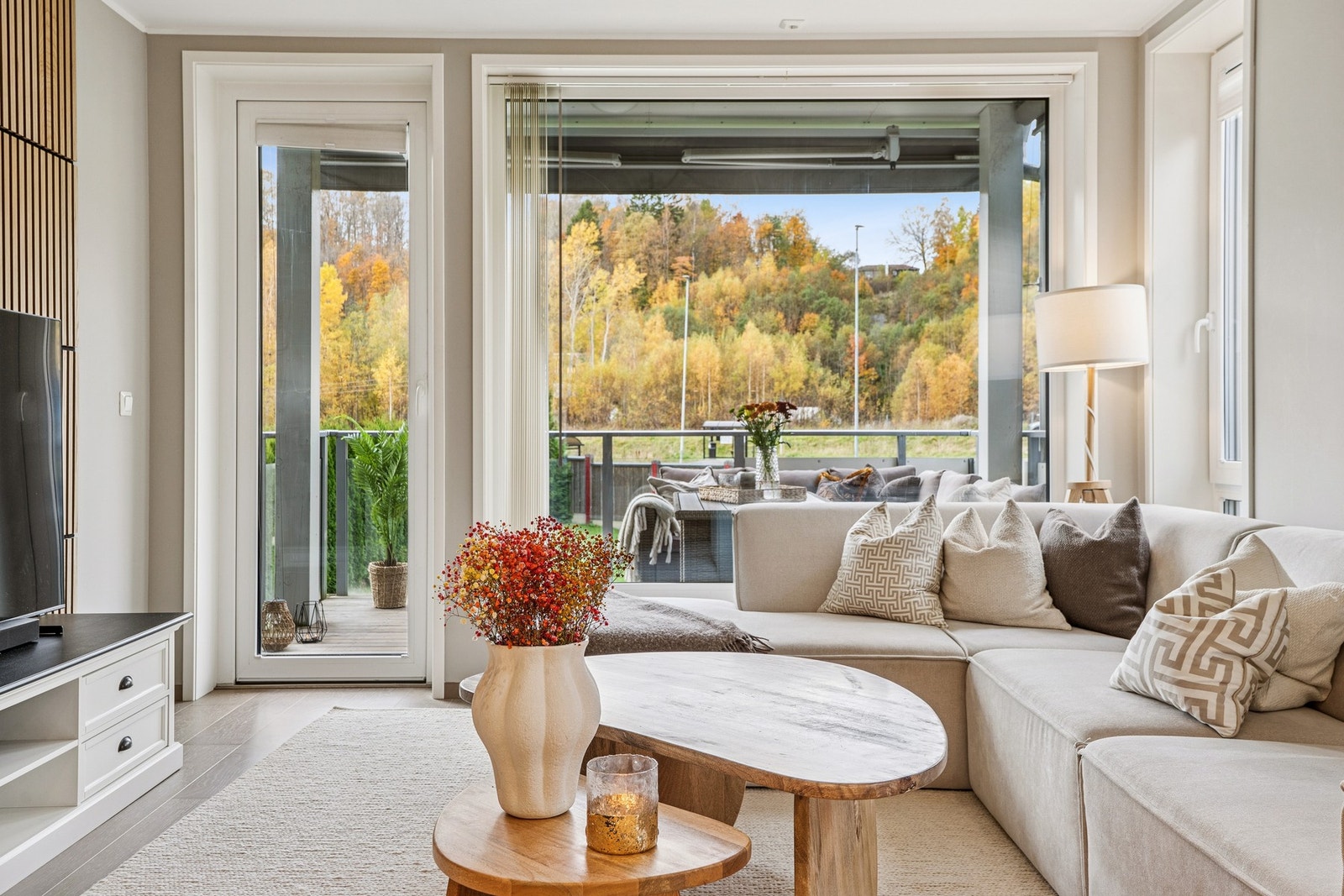 Direkte utgang til balkongen fra stuen. Galleribilde