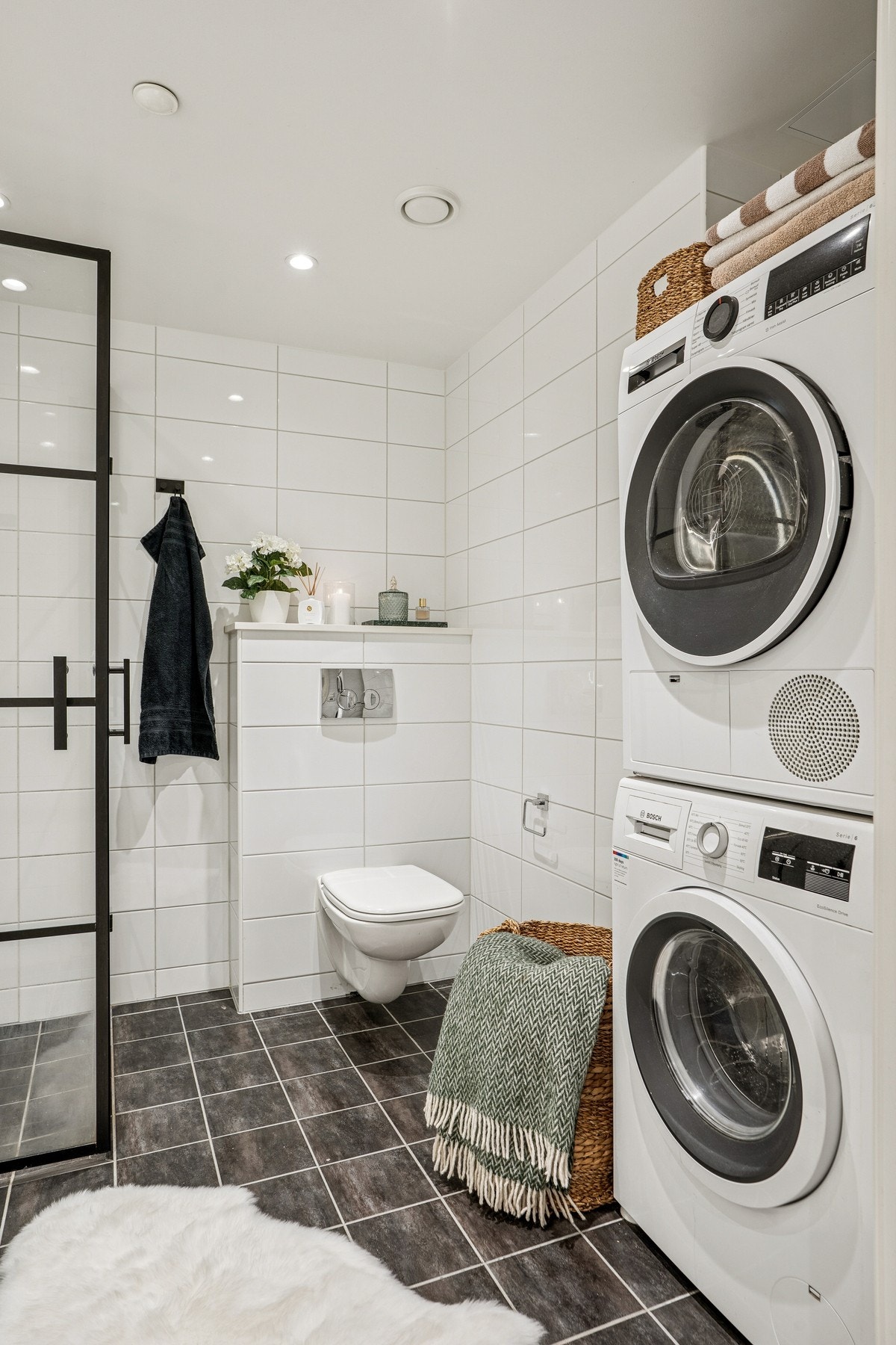 Badet byr også på et herlig dusjhjørne med regnfallsdusj og glassdører samt opplegg for vaskemaskin og tørketrommel. Galleribilde