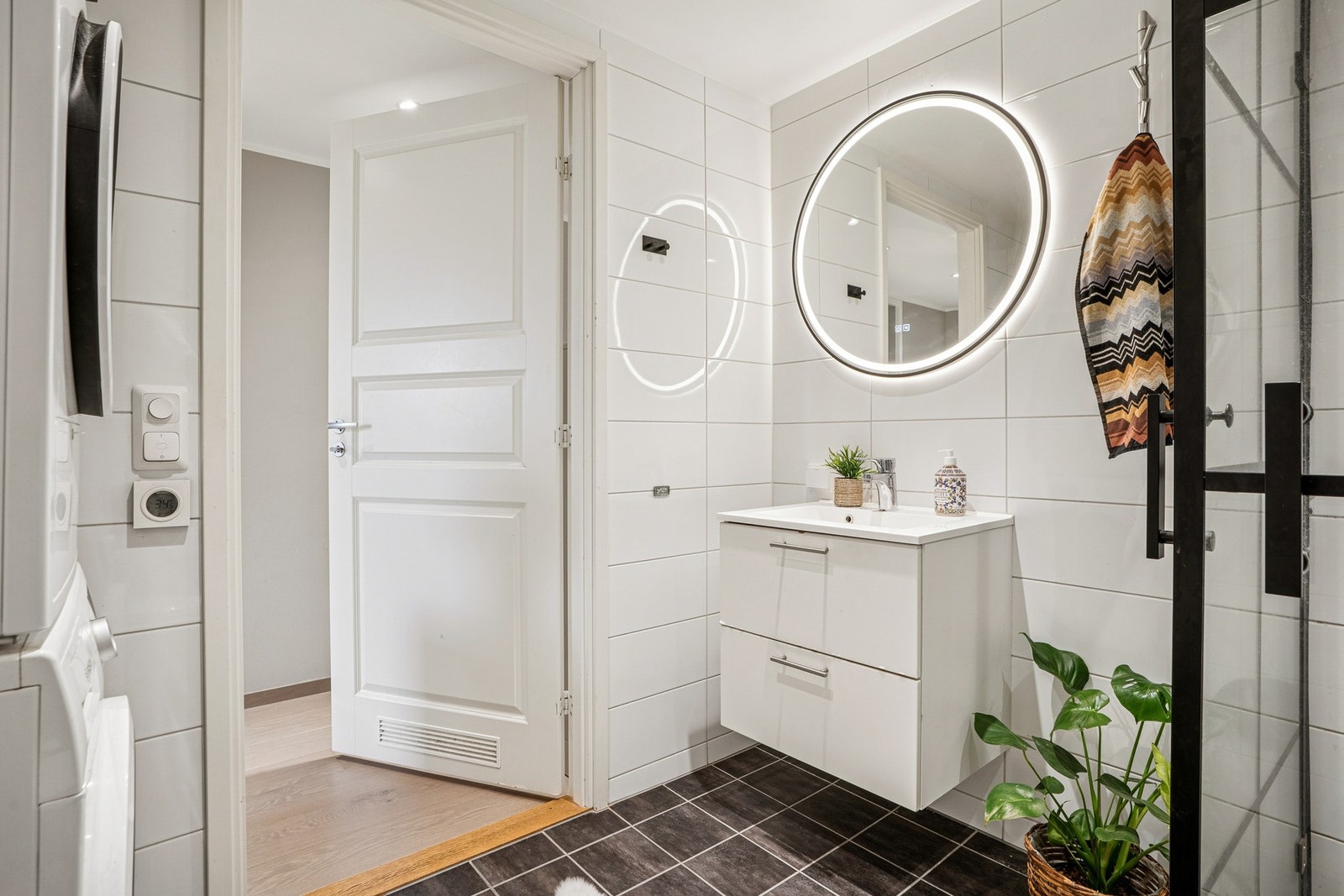 Vegghengt servantinnredning med skuffer og heldekkende servant. Galleribilde