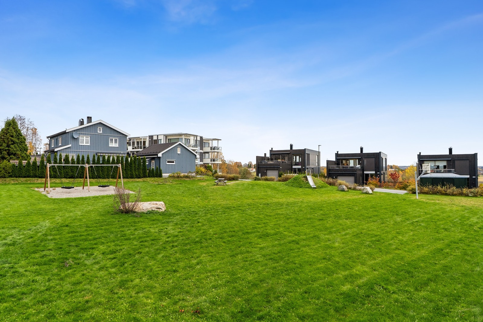 En stor lekeplass finner du rett borti gata! En fin plass hvor de minste kan leke. Galleribilde