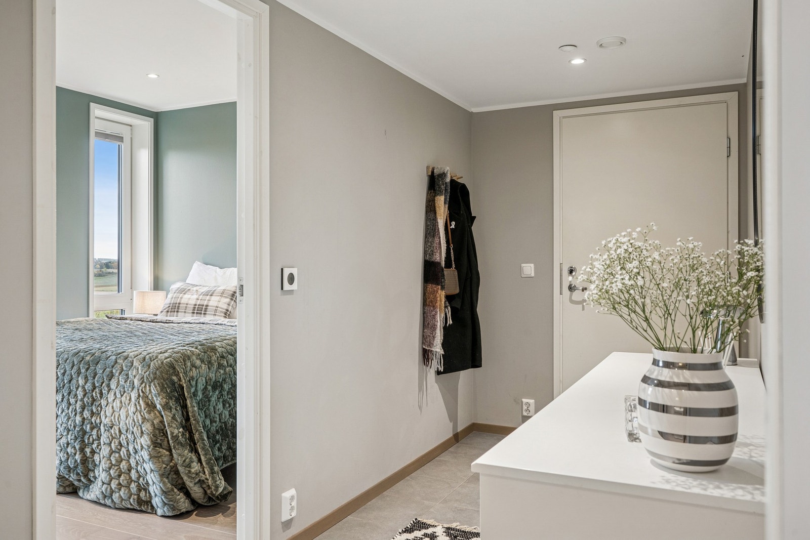 Entré av romslig karakter med plass til oppbevaring. Galleribilde