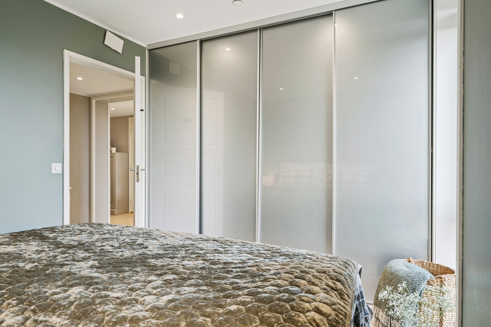 Soverommet har også stor skyvedørsgarderobe for oppbevaring av klær og sko. Galleribilde