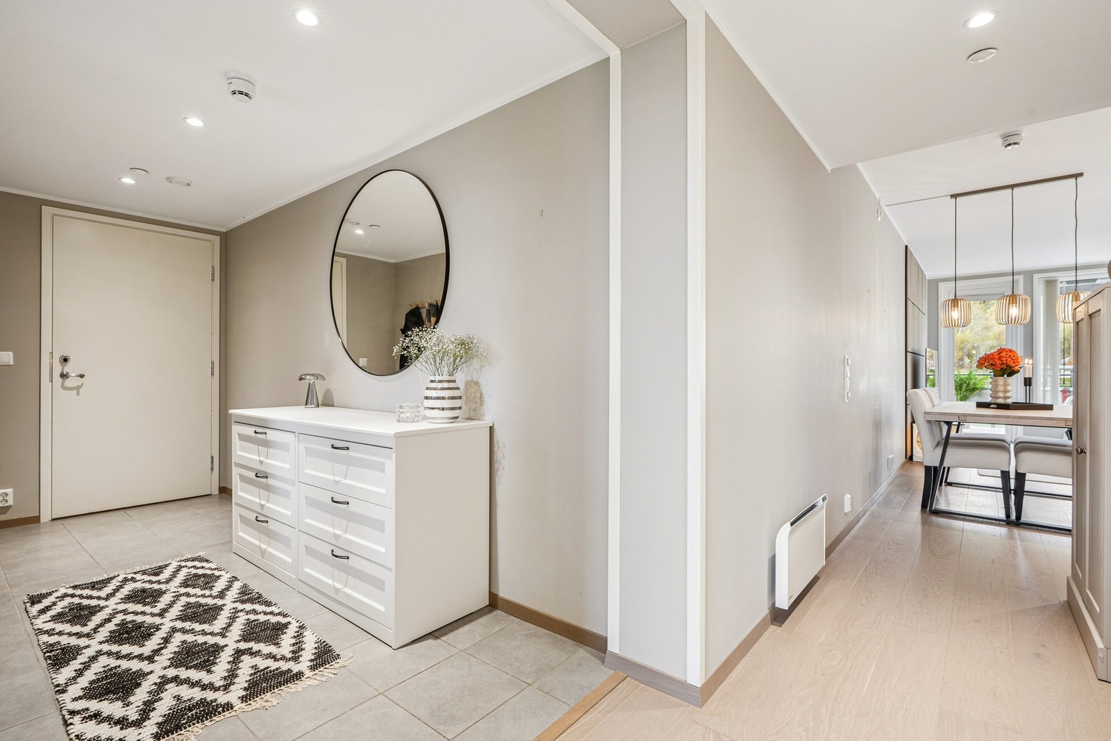 Gulv i entré er flislagt med gulvvarme, svært praktisk for av og påkledning. Galleribilde