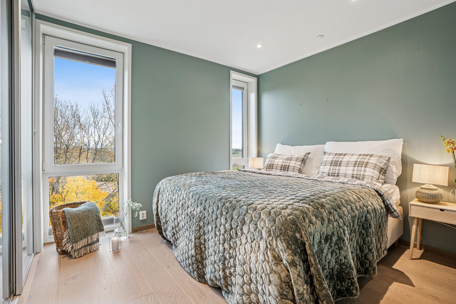 Hovedsoverommet er romslig med store vindusflater som skaper et luftig soveromsmiljø. Galleribilde