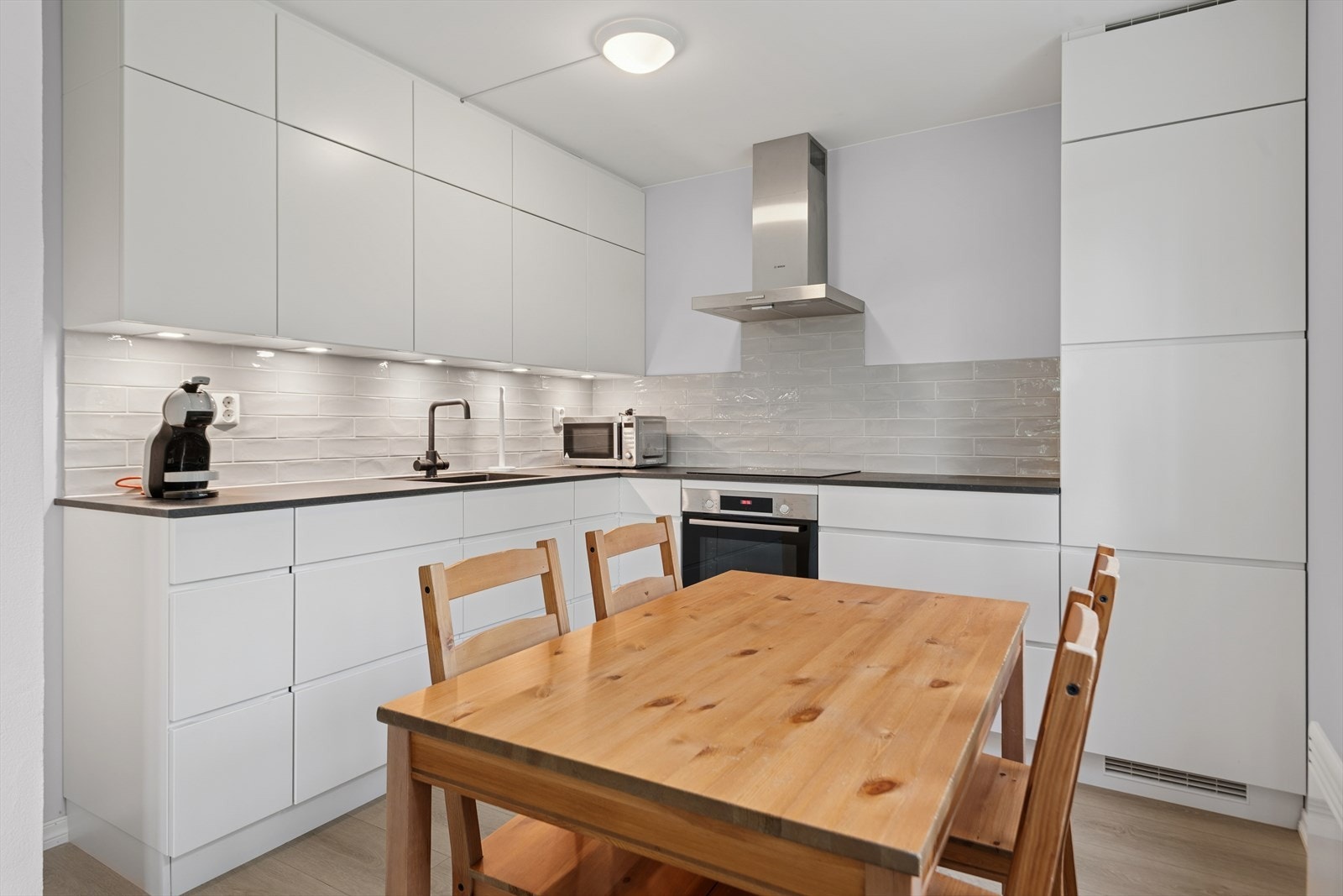 Kjøkkenet er romslig nok til også å ha en spiseplass. Galleribilde