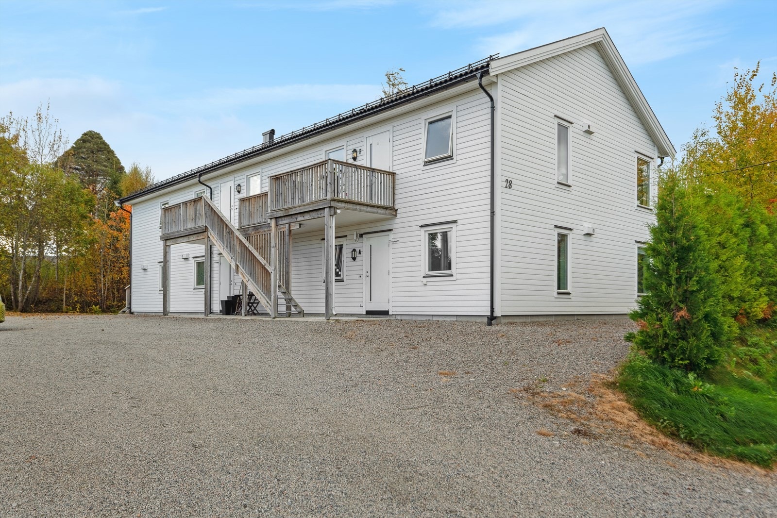 Gruset innkjørsel med gjesteparkeringer. Galleribilde