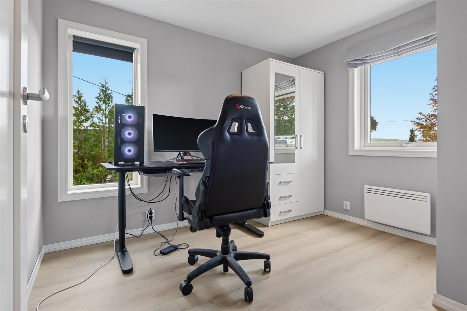 Begge soverommene har garderobeskap. Galleribilde