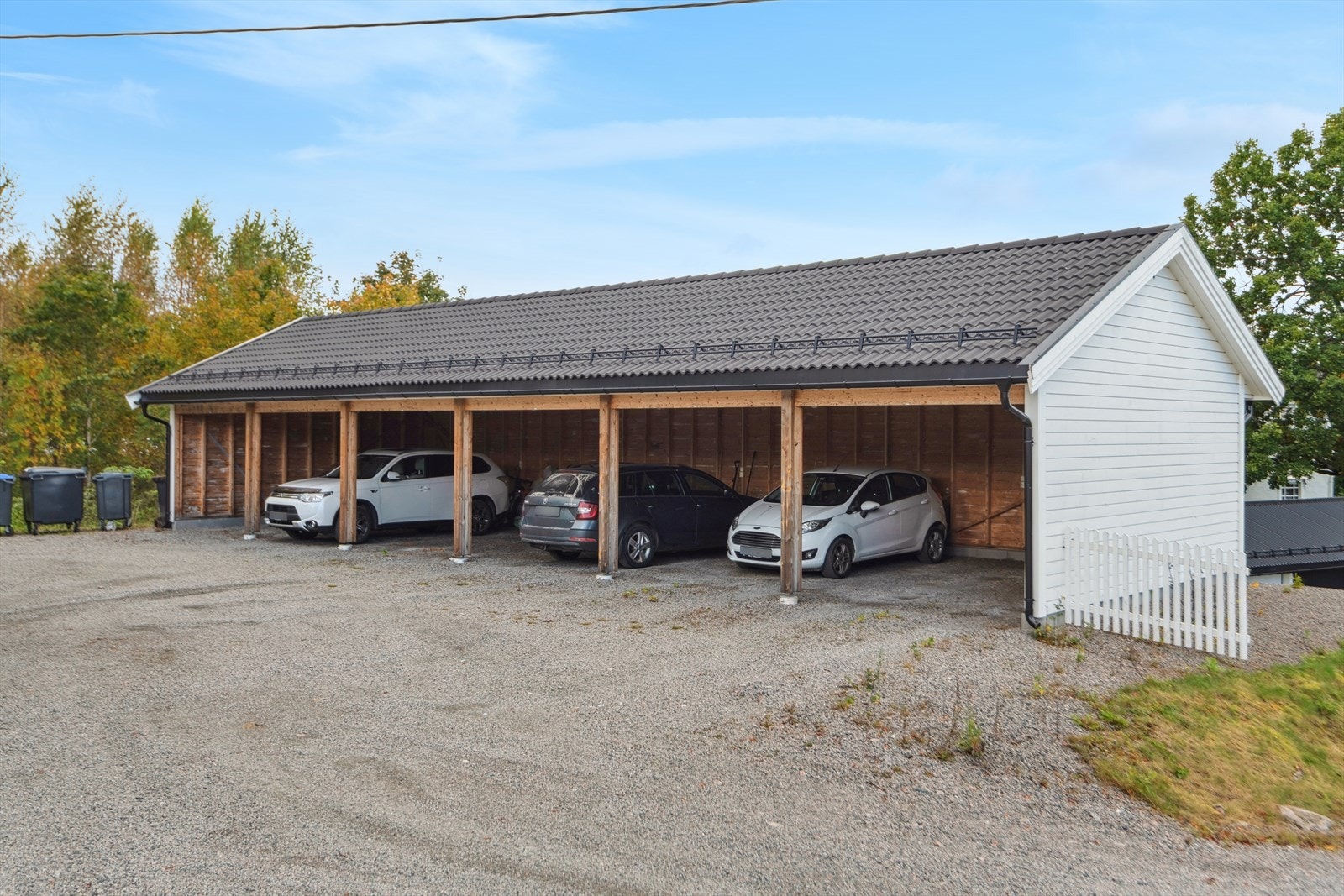 Leiligheten disponerer en av carportene. Galleribilde