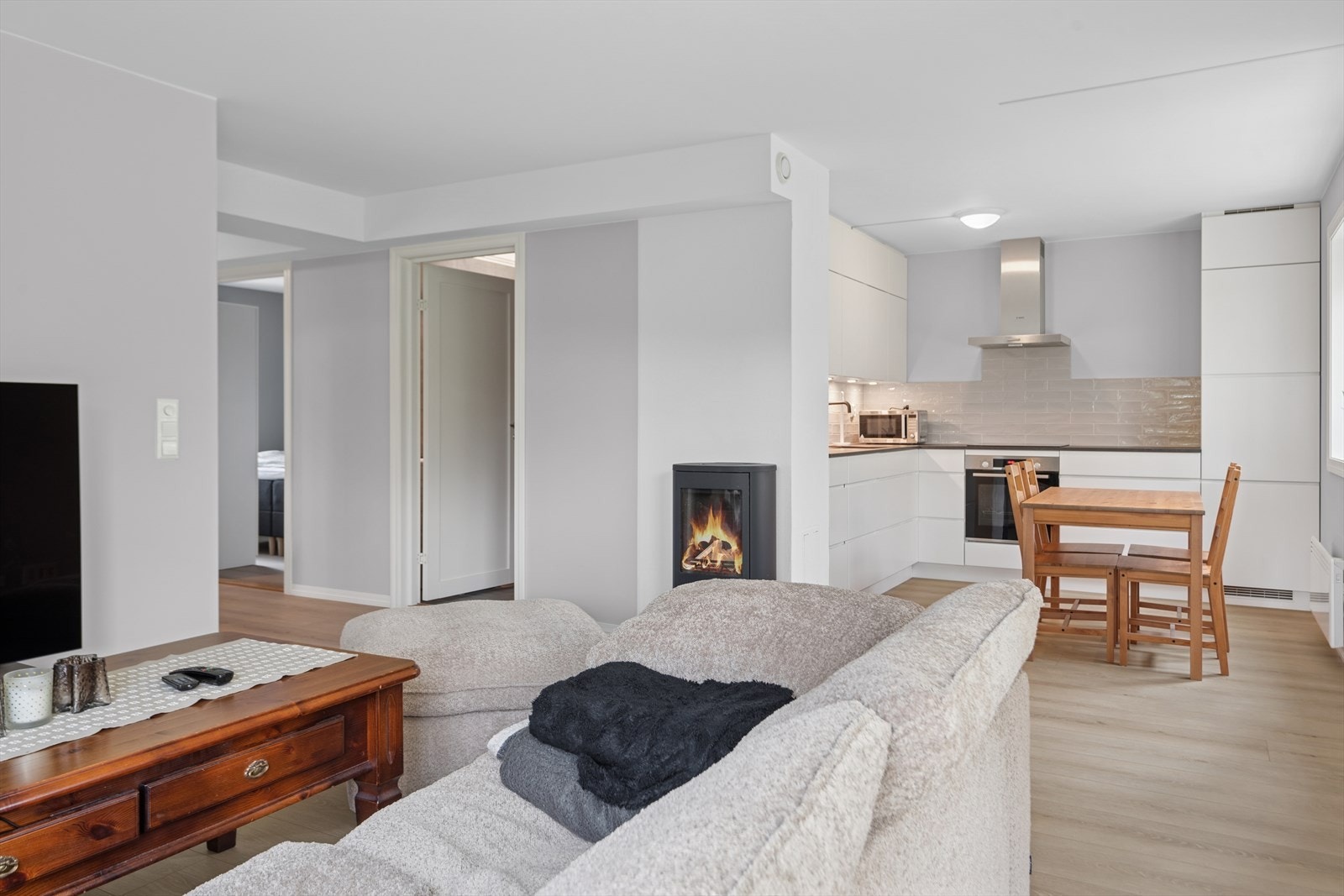 Leiligheten har en kvadratsmart planløsning med åpen løsning mellom stue og kjøkken. Galleribilde