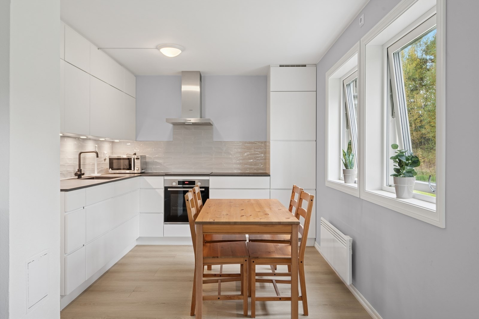 Det er integrerte hvitevarer på kjøkkenet bestående av kombinert kjøl/frys, komfyr, koketopp og oppvaskmaskin. Galleribilde