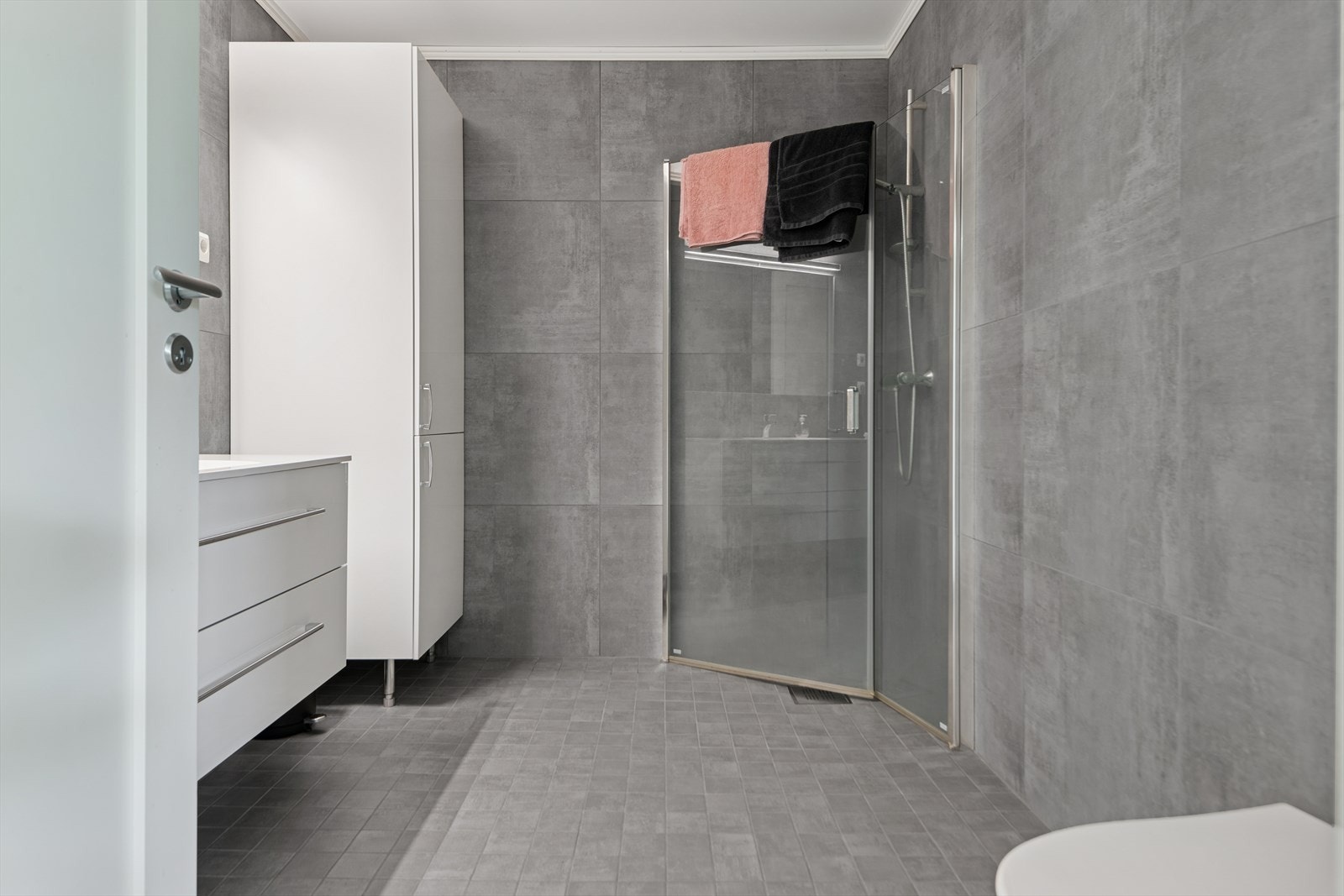 Pent flislagt bad med gulvvarme. Galleribilde