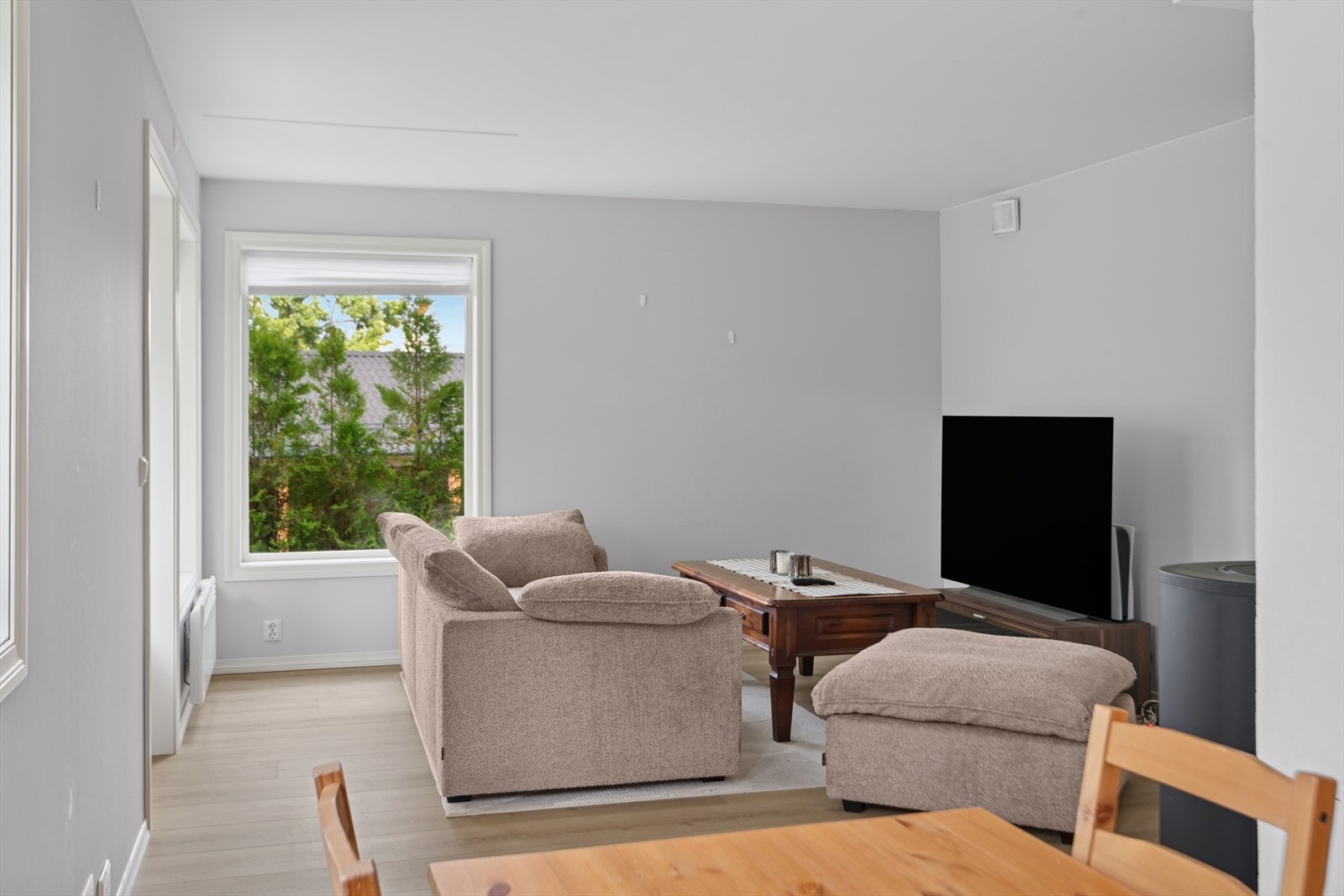 Store vinduer som slipper inn godt med lys. Galleribilde