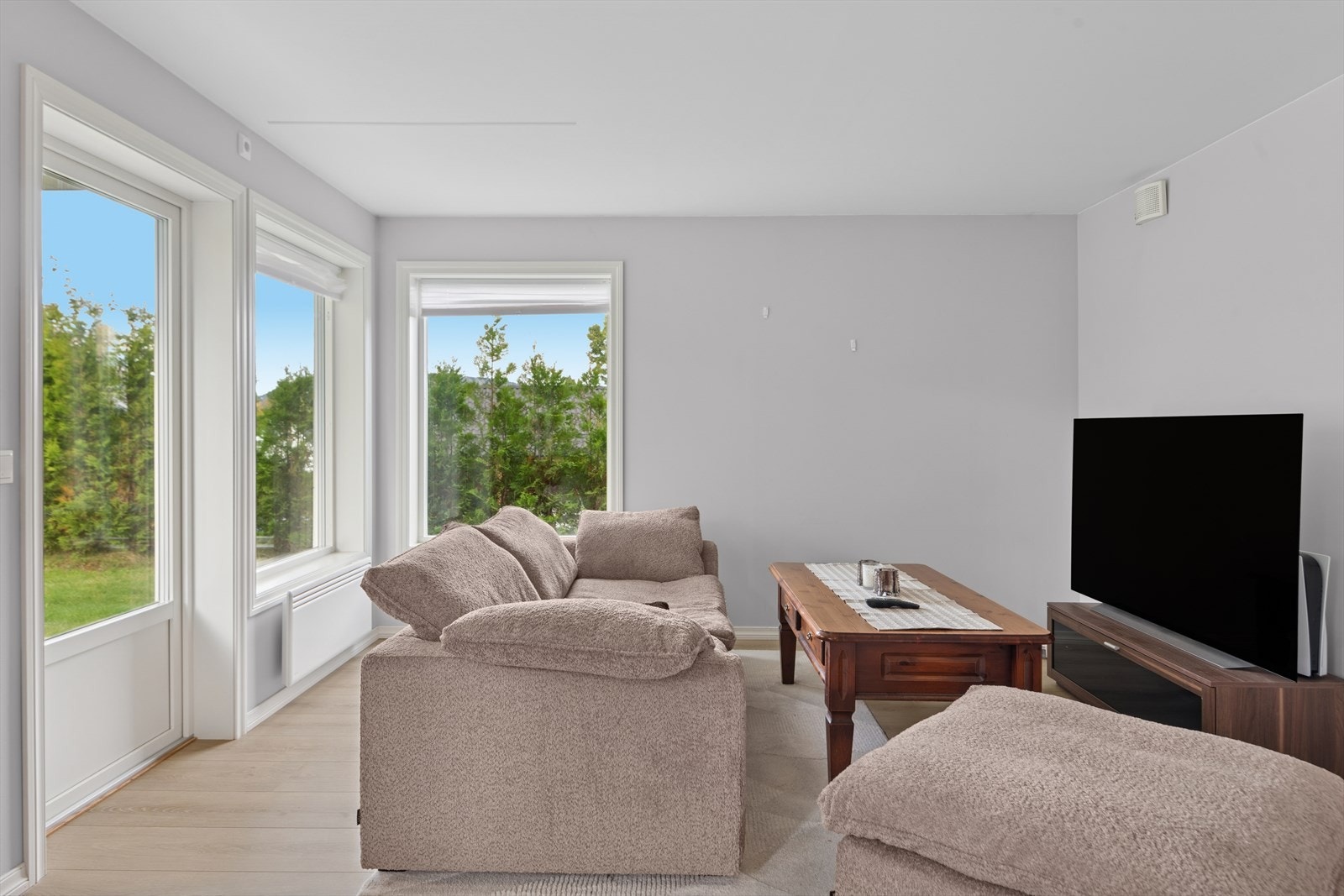 Fra stuen er det utgang til en vestvendt terrasse. Galleribilde