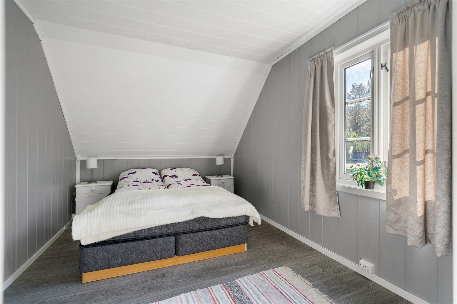 Soverom 3 - romslig rom med plass til dobbeltseng og nattbord Galleribilde