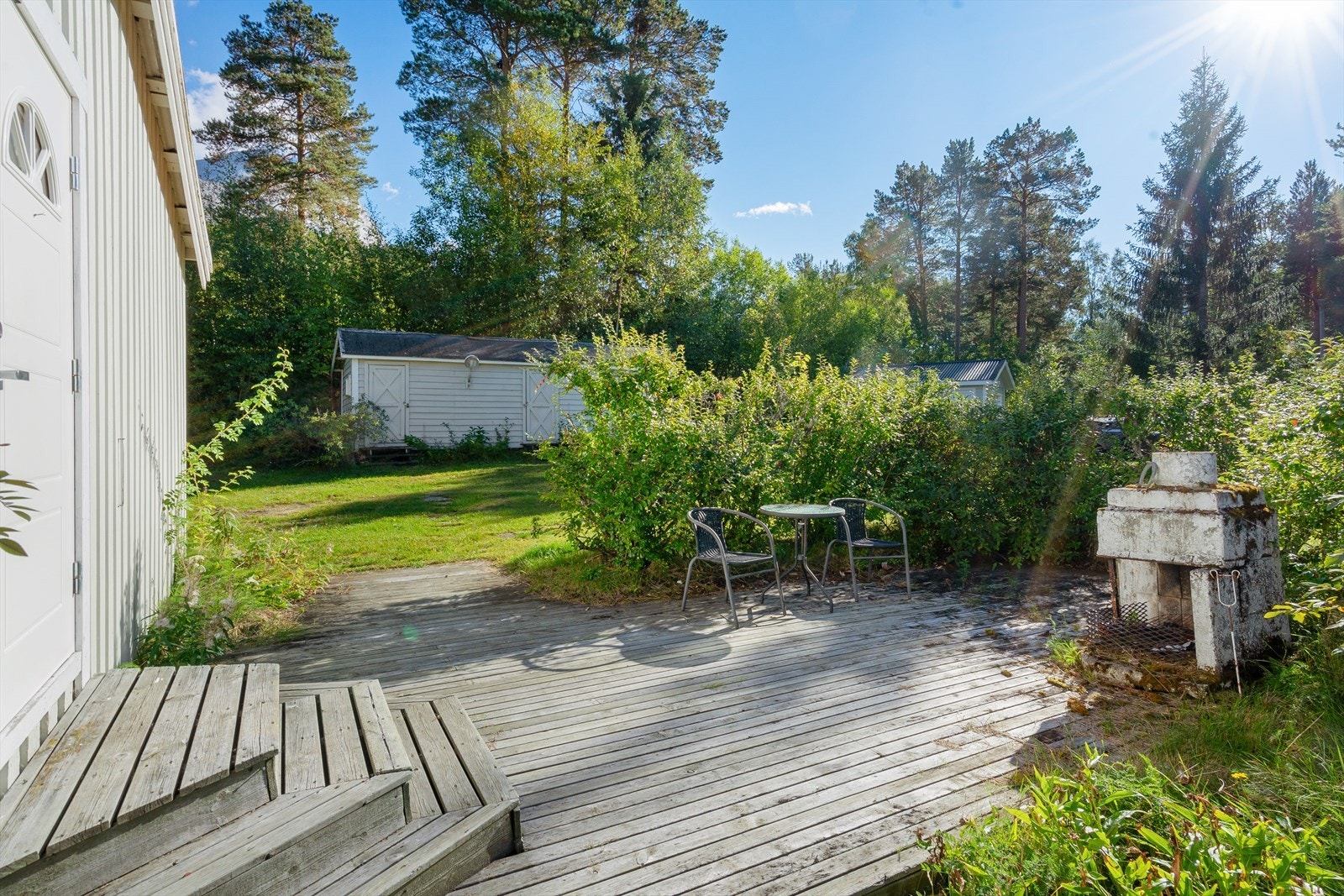 Skjermet uteområde med mulighet for å skape en hyggelig grillplass Galleribilde