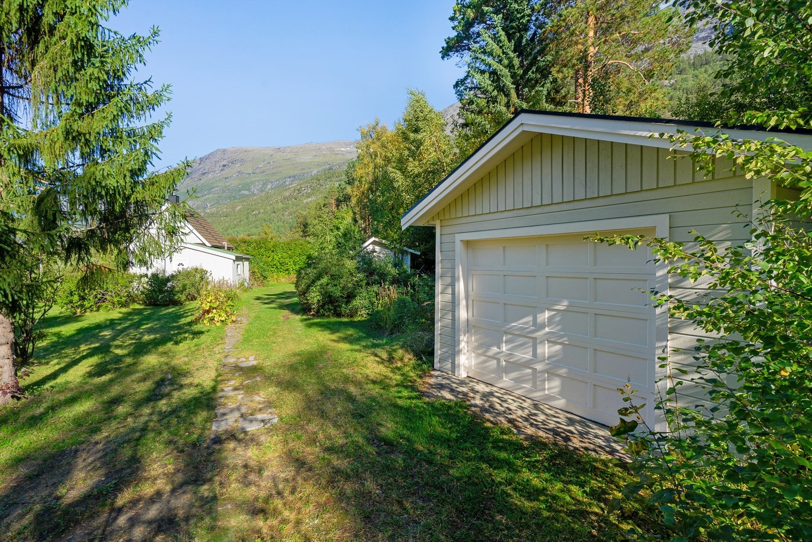 Garasje og adkomst inn til fritidsboligen Galleribilde
