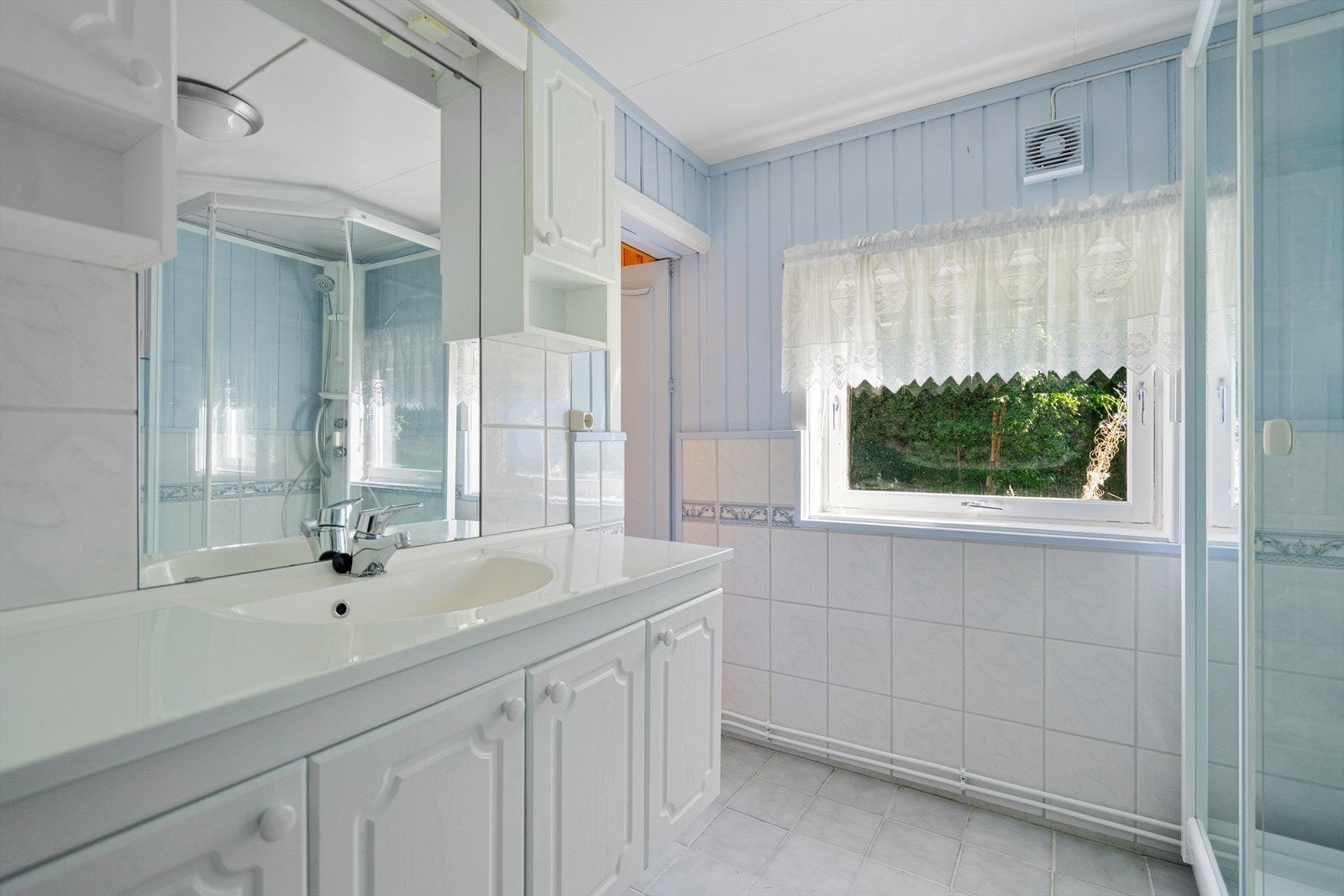 Koselig baderom i lyse blåtoner, perfekt for fritidsbruk Galleribilde