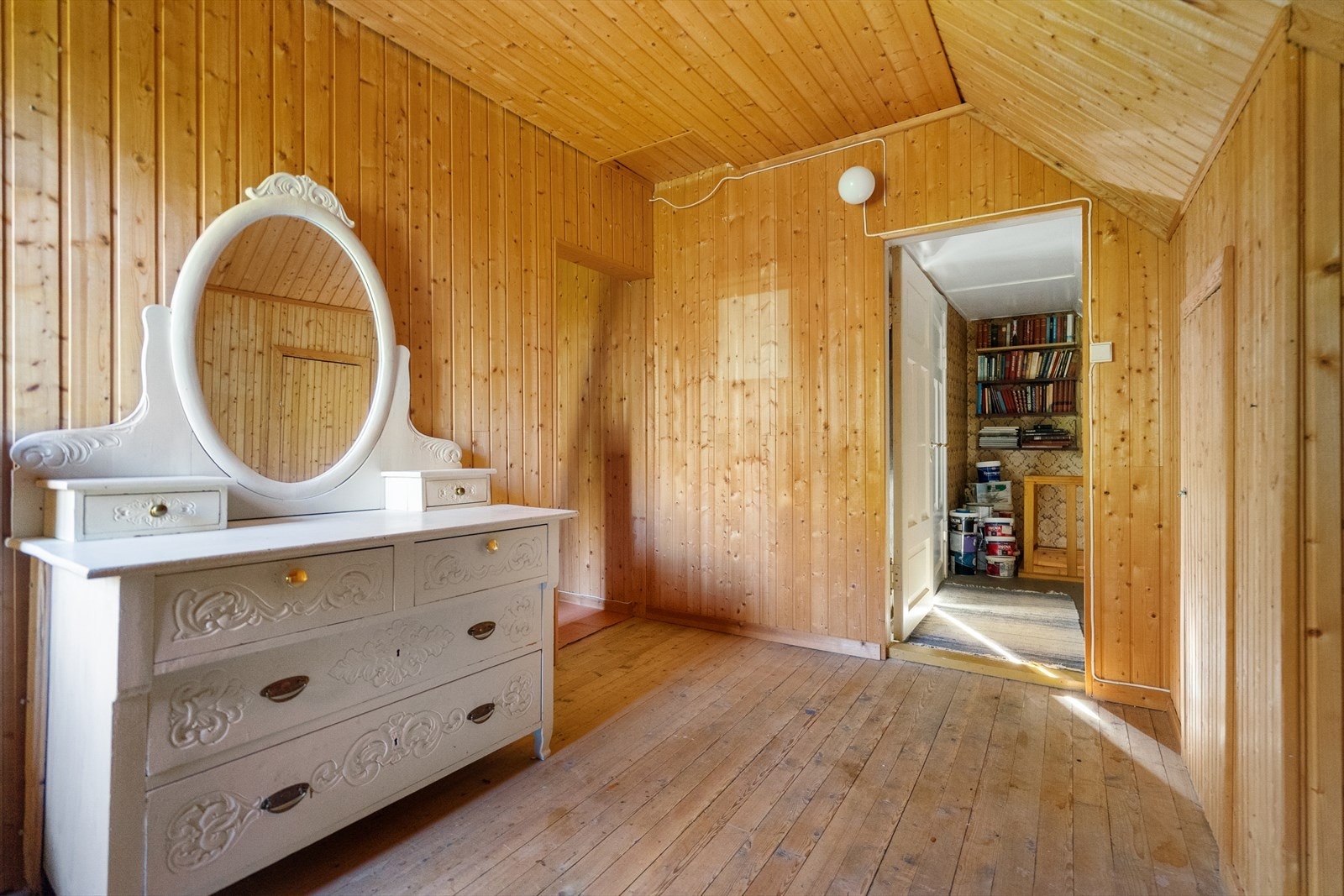 Rom som kan brukes som oppbevaring med adkomst inn til soverom 2 Galleribilde