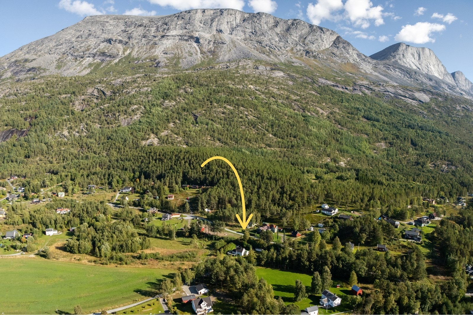Overblikk over det vakre området i Skjomen. Fjorden strekker seg majestetisk med natur som innbyr til vandring, fiske og friluftsliv Galleribilde
