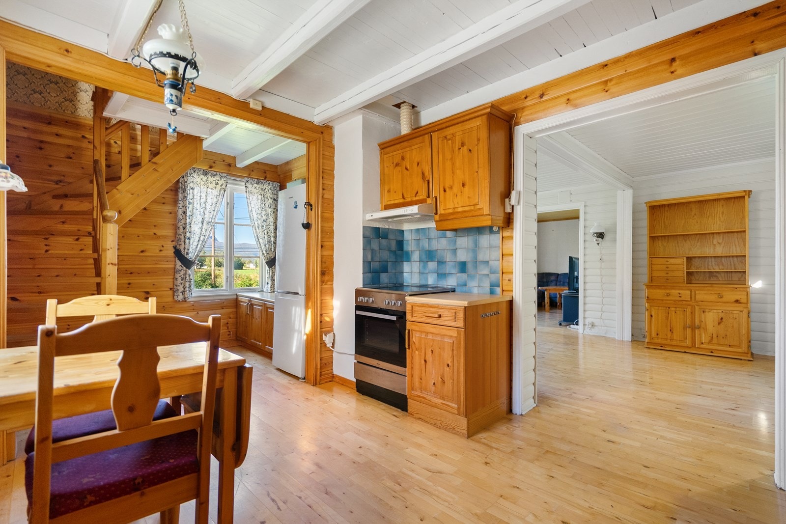 Fra kjøkken kommer du videre inn i stuen Galleribilde