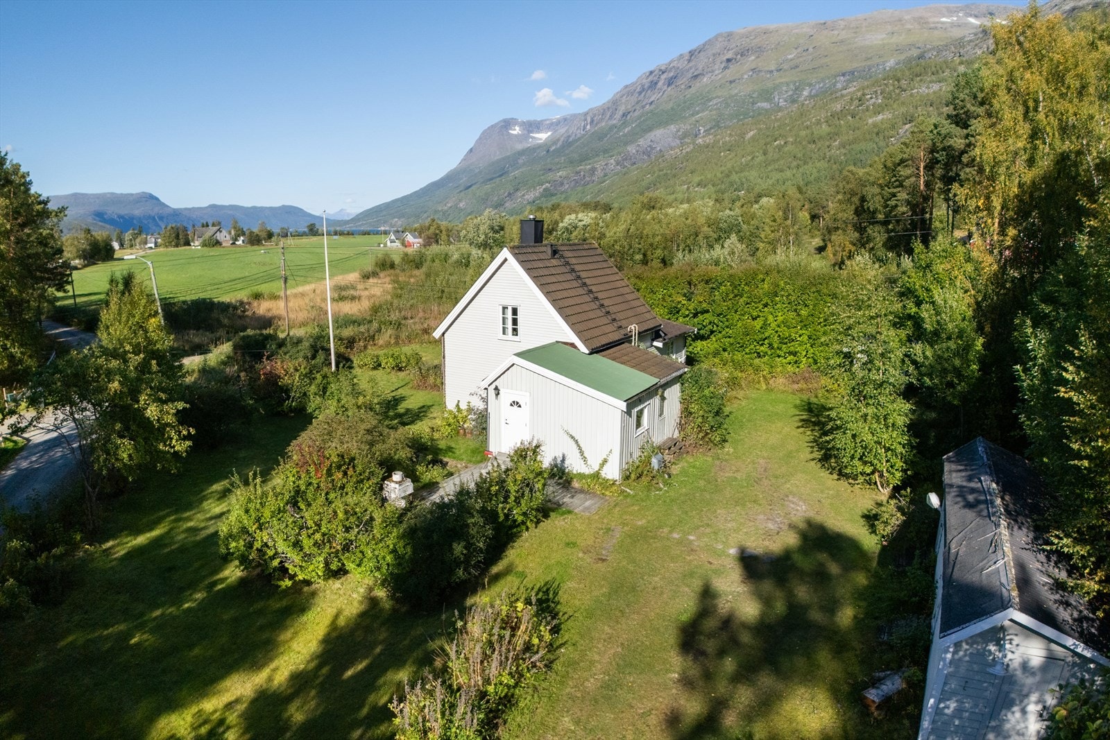 Stor og solrik tomt med plass til både lek, hage og sosiale sammenkomster Galleribilde