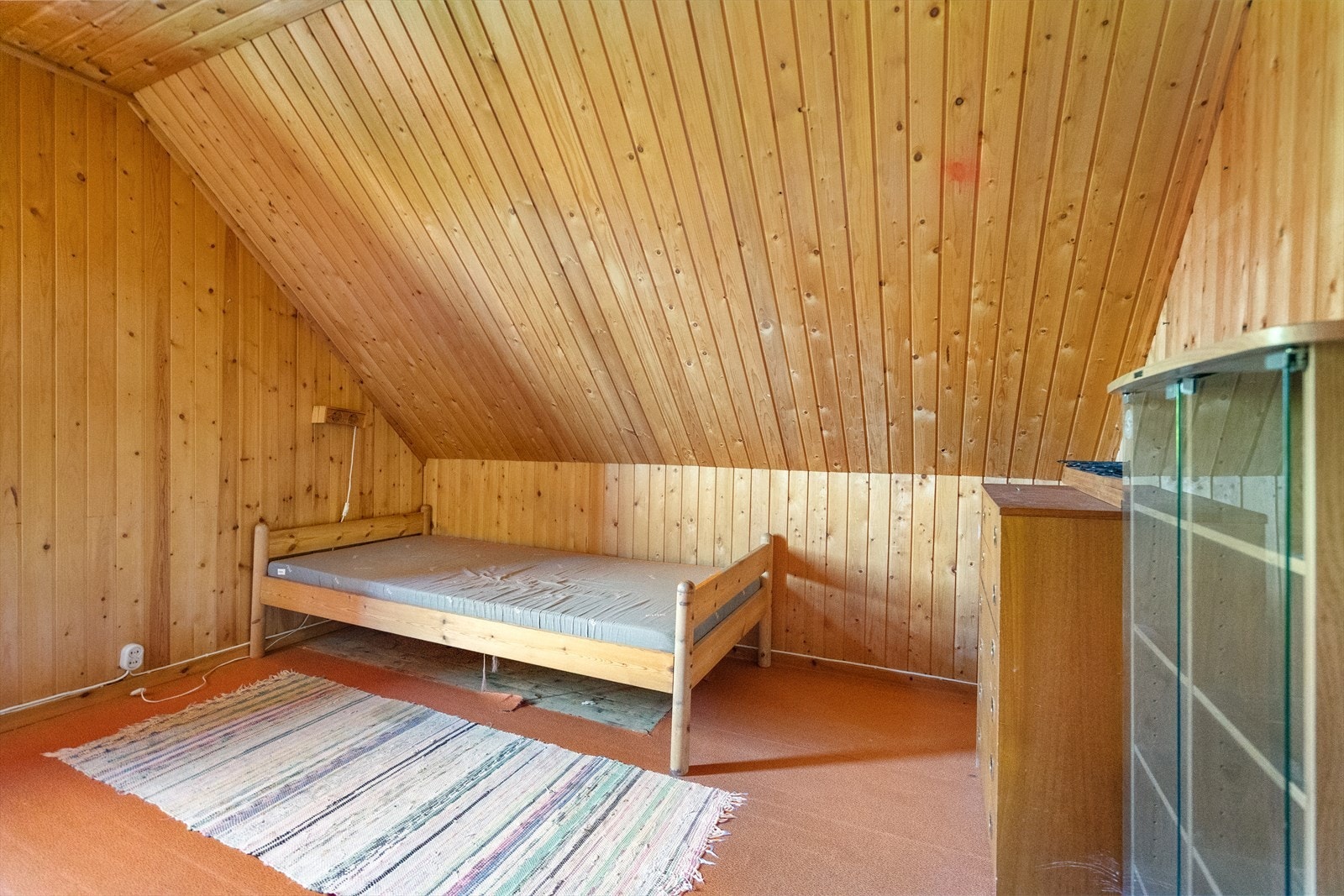 Soverom 2 - hyggelig soverom med skråtak, plass til seng og gode oppbevaringsmuligheter Galleribilde