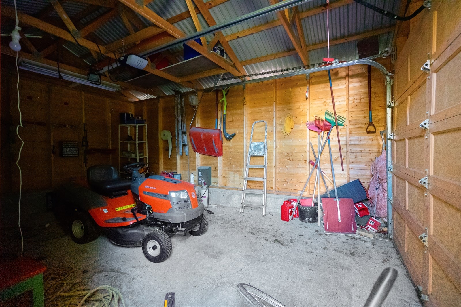 Garasje med plass til parkering av bil Galleribilde