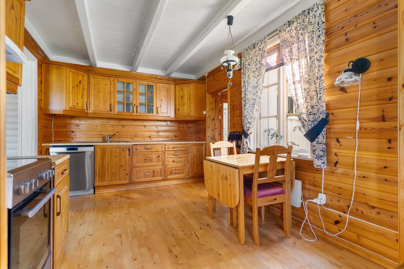 Klassisk kjøkkeninnredning i heltre med god skap- og benkeplass - perfekt for lange hyttemåltider Galleribilde