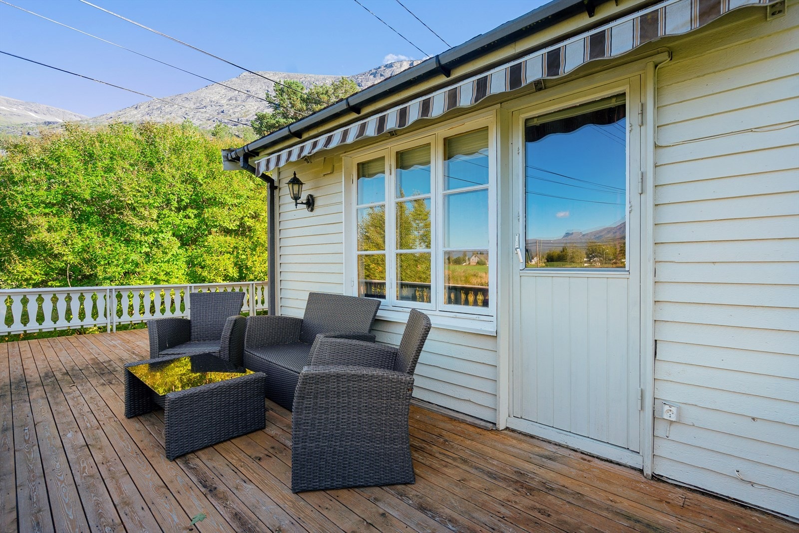 Fra stue har du utgang til romslig terrasse som strekker seg på fremsiden og rundt hjørnet av boligen Galleribilde