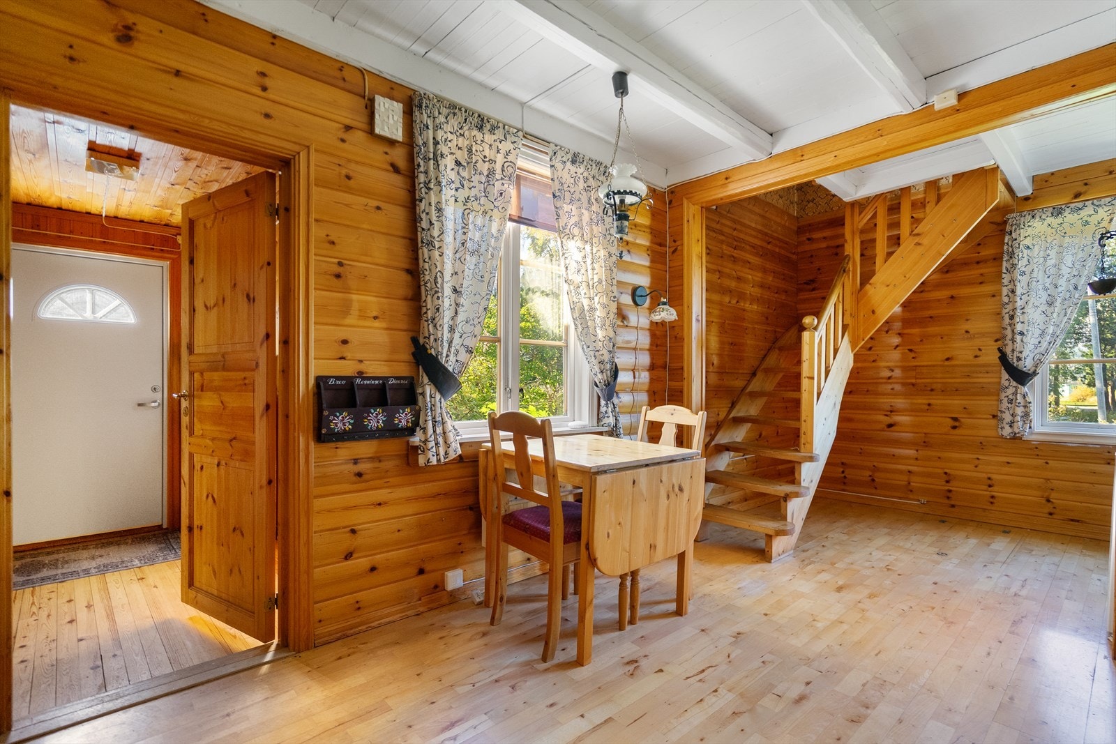 Lun og koselig spiseplass på kjøkkenet Galleribilde