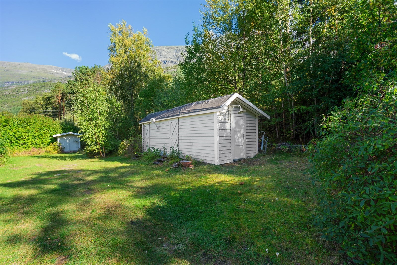 Tomten er utstyrt med to boder, en liten og en litt større Galleribilde