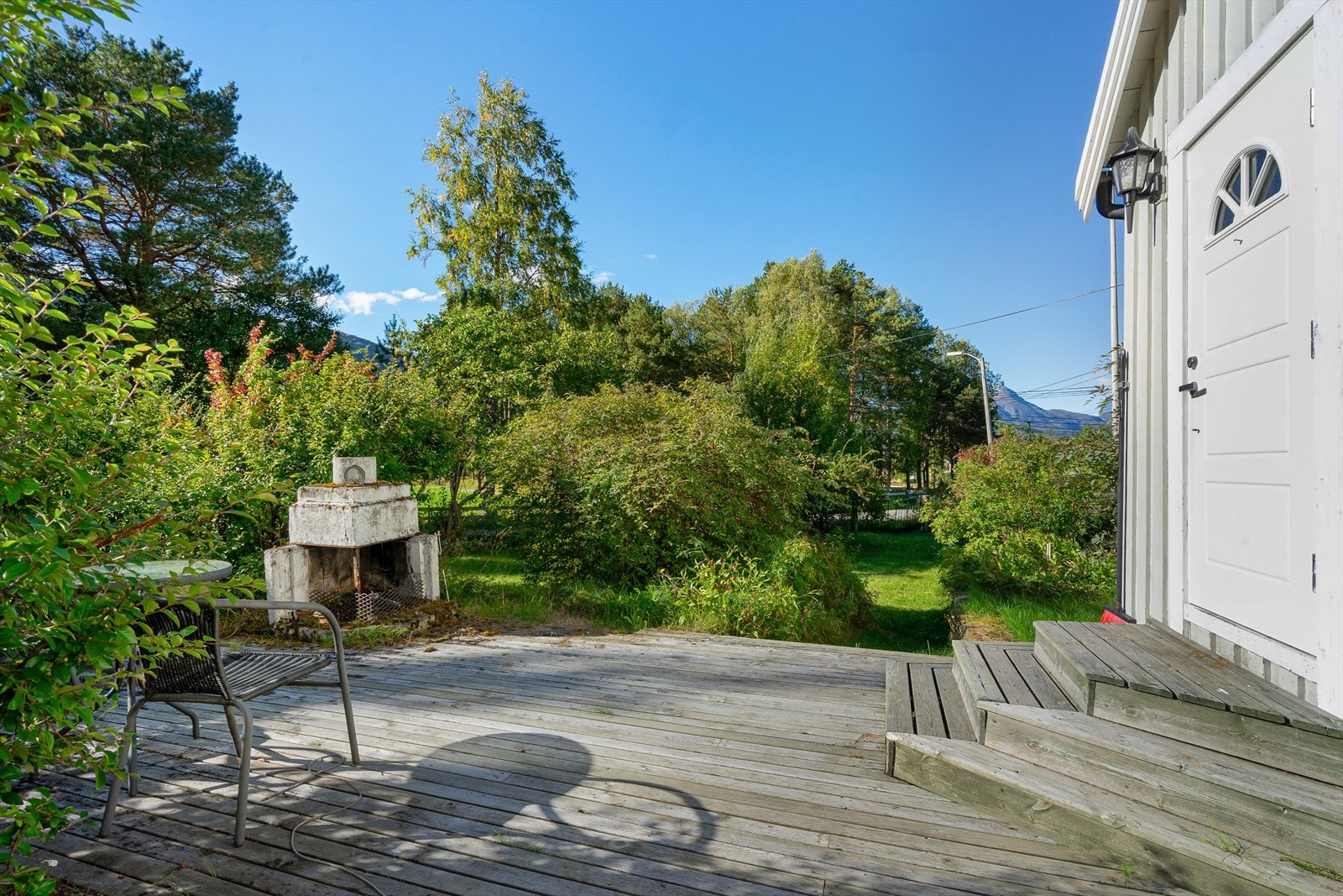 Naturlig og grønn ramme rundt eiendommen gir en fredelig atmosfære Galleribilde