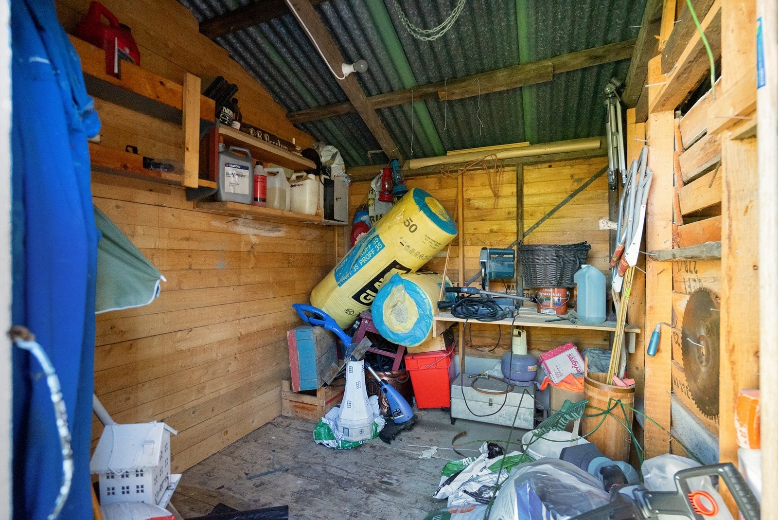 Bod med plass til oppbevaring av diverse utstyr Galleribilde