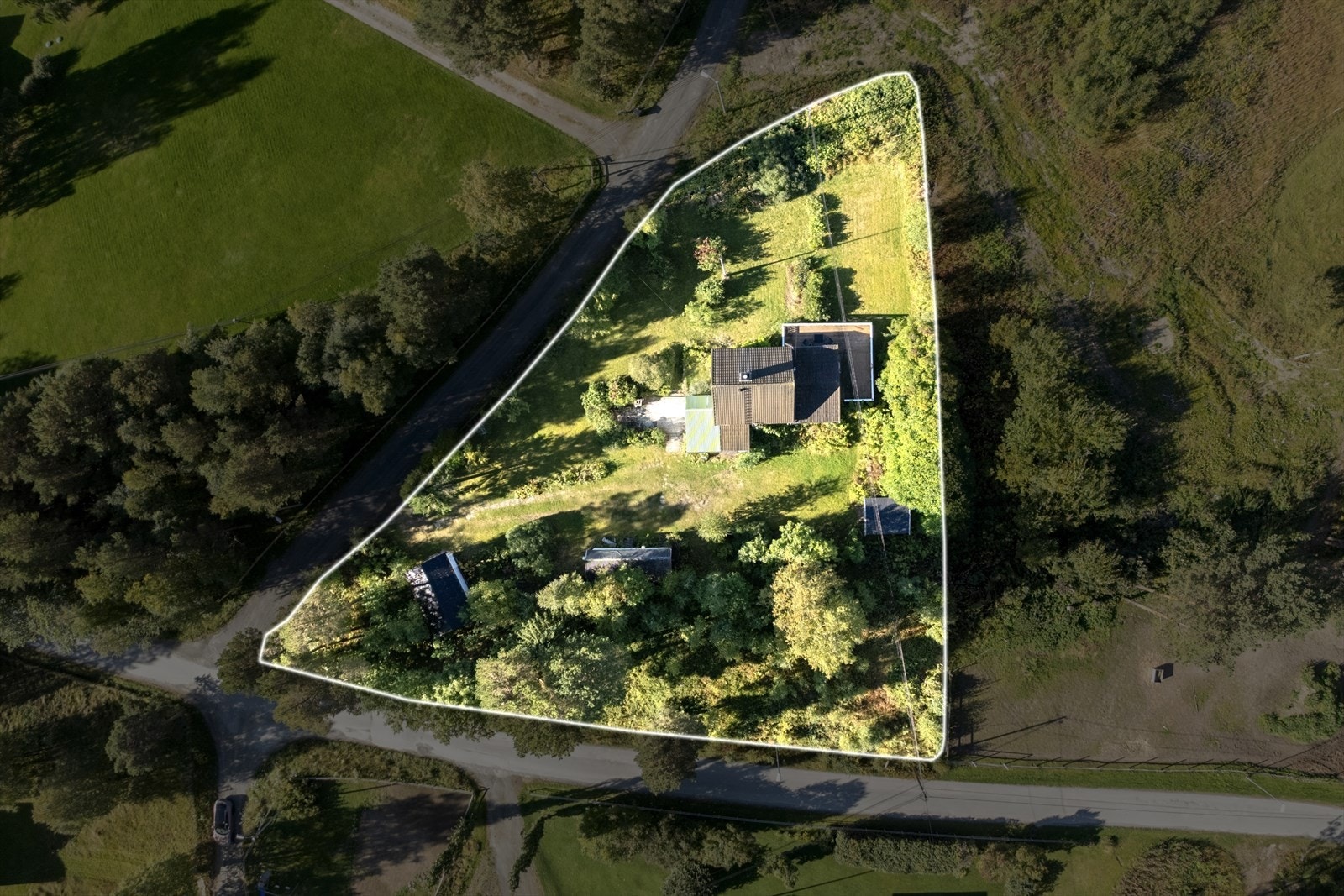 Romslig eiendom på over 1 mål, med lune grøntarealer og gode muligheter for videre utvikling Galleribilde