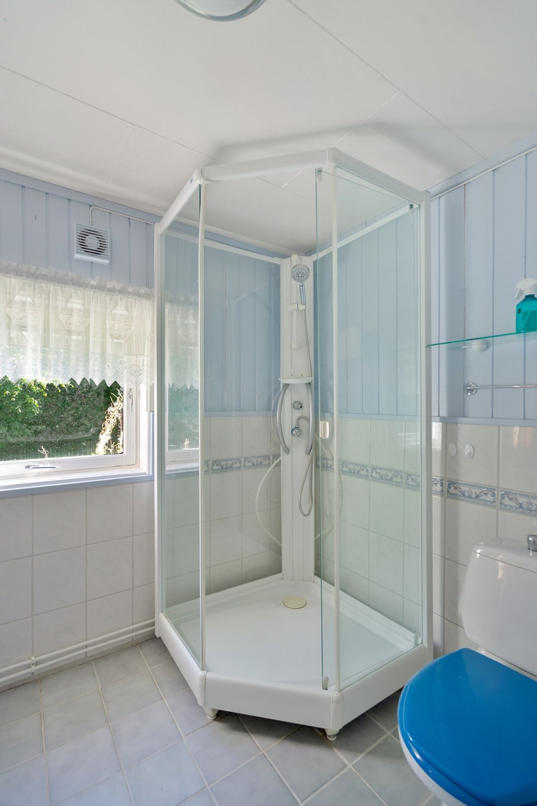 Plassbesparende dusjkabinett med god funksjonalitet Galleribilde