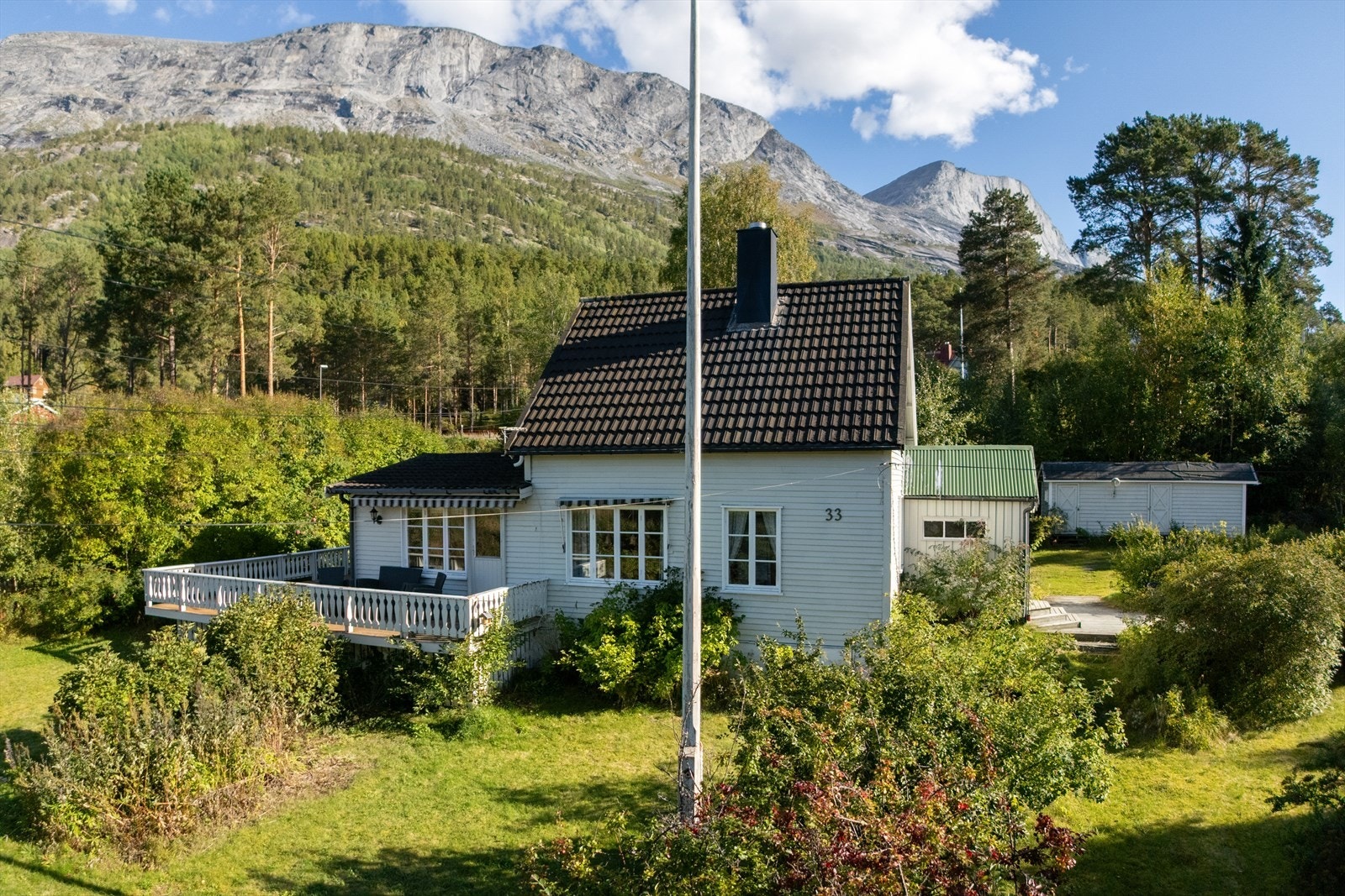 Sjarmerende fritidsbolig omgitt av mektig natur - her får du ro og nærhet til fjellene rett utenfor døren Galleribilde