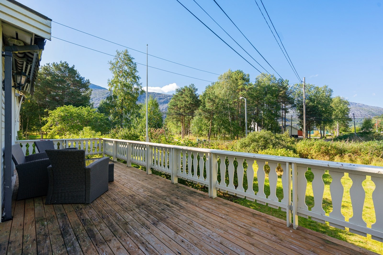 Fra terrassen kan du nyte fantastisk utsikt mot majestetiske fjell i Skjomen Galleribilde