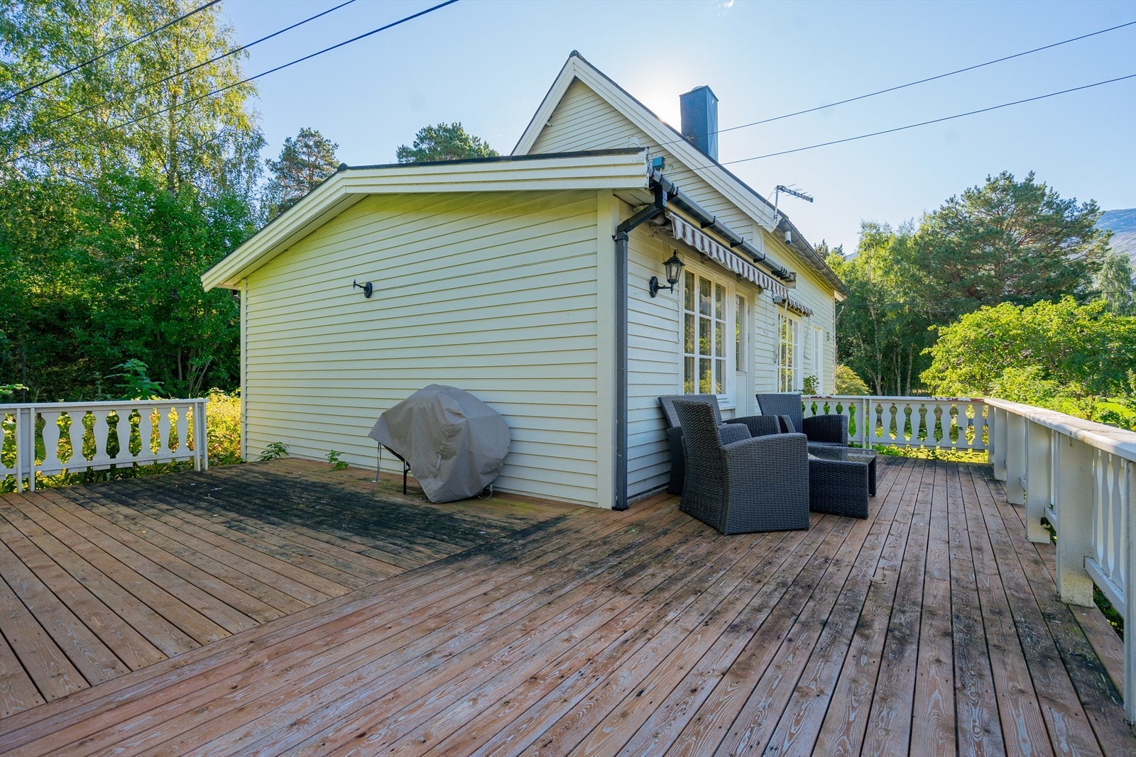 Fra terrassen har du trapp ned til hagen - praktisk når man holder på i hagen og ønsker seg et pust i bakken Galleribilde