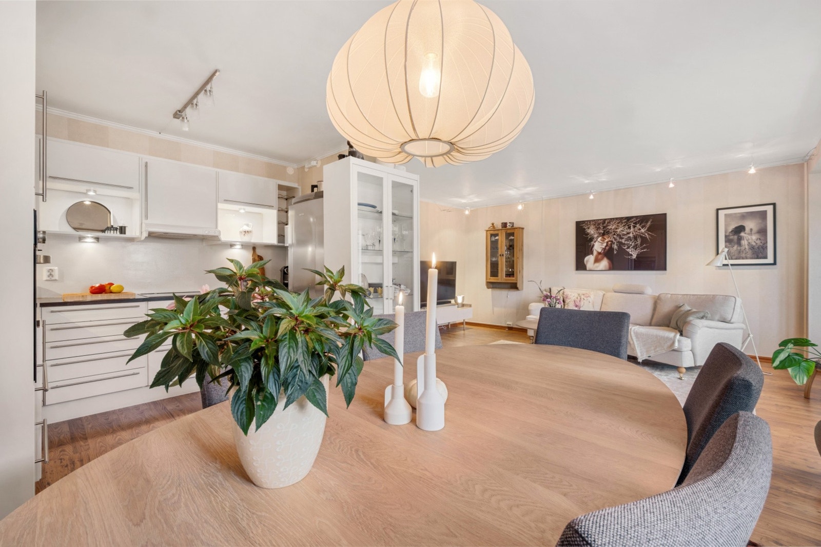 Stue og kjøkken. Galleribilde