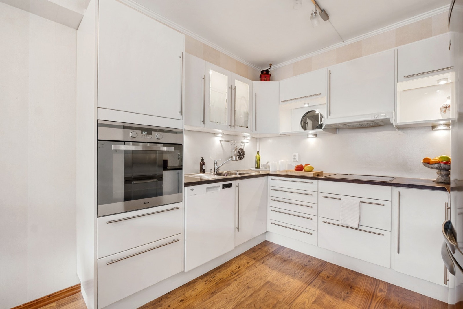 Hvitevarer som steketopp, oppvaskmaskin og stekeovn følger med. Galleribilde