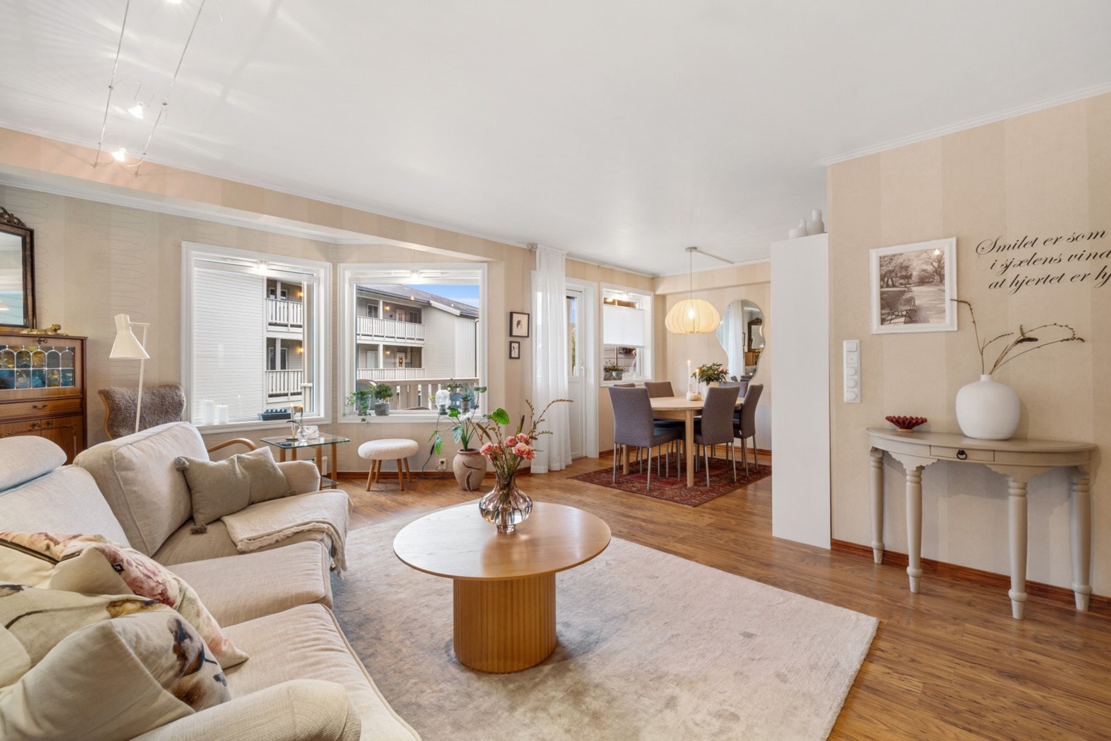 Velkommen inn til en lys og romslig stue med store vindusflater. Galleribilde