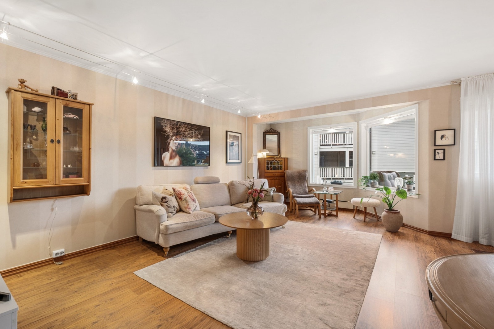 Spotskinne langs vegg følger med. Galleribilde