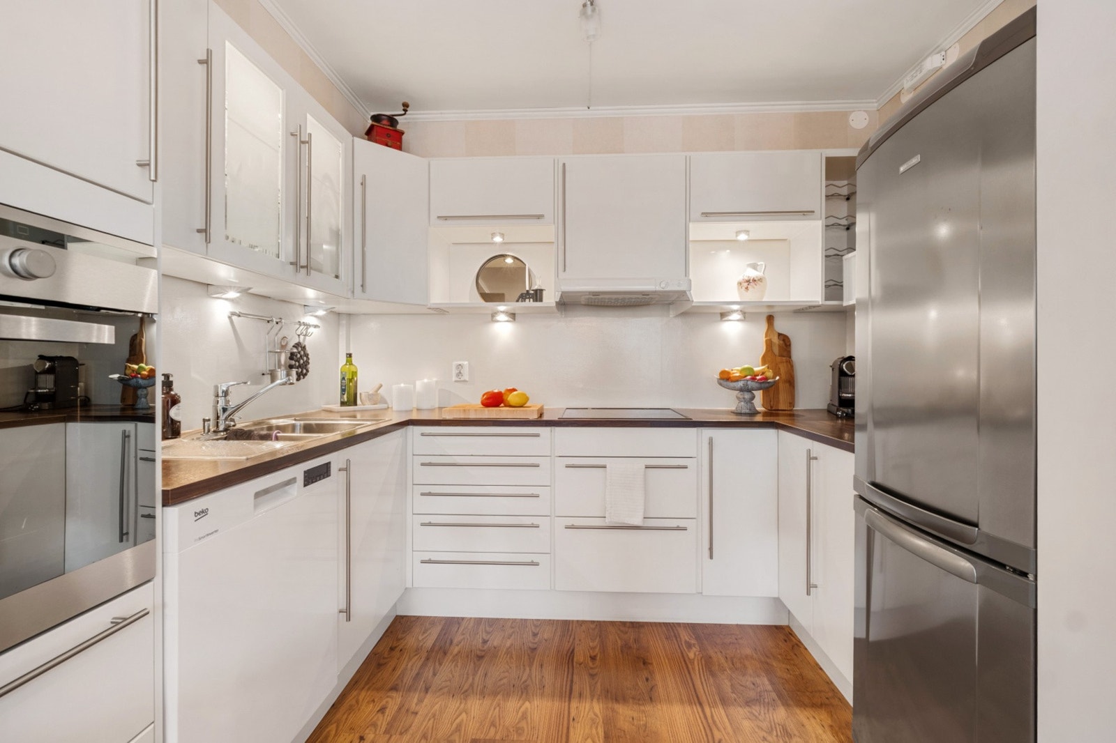 Lys og romslig kjøkkeninnredning med god skap- og benkeplass. Galleribilde