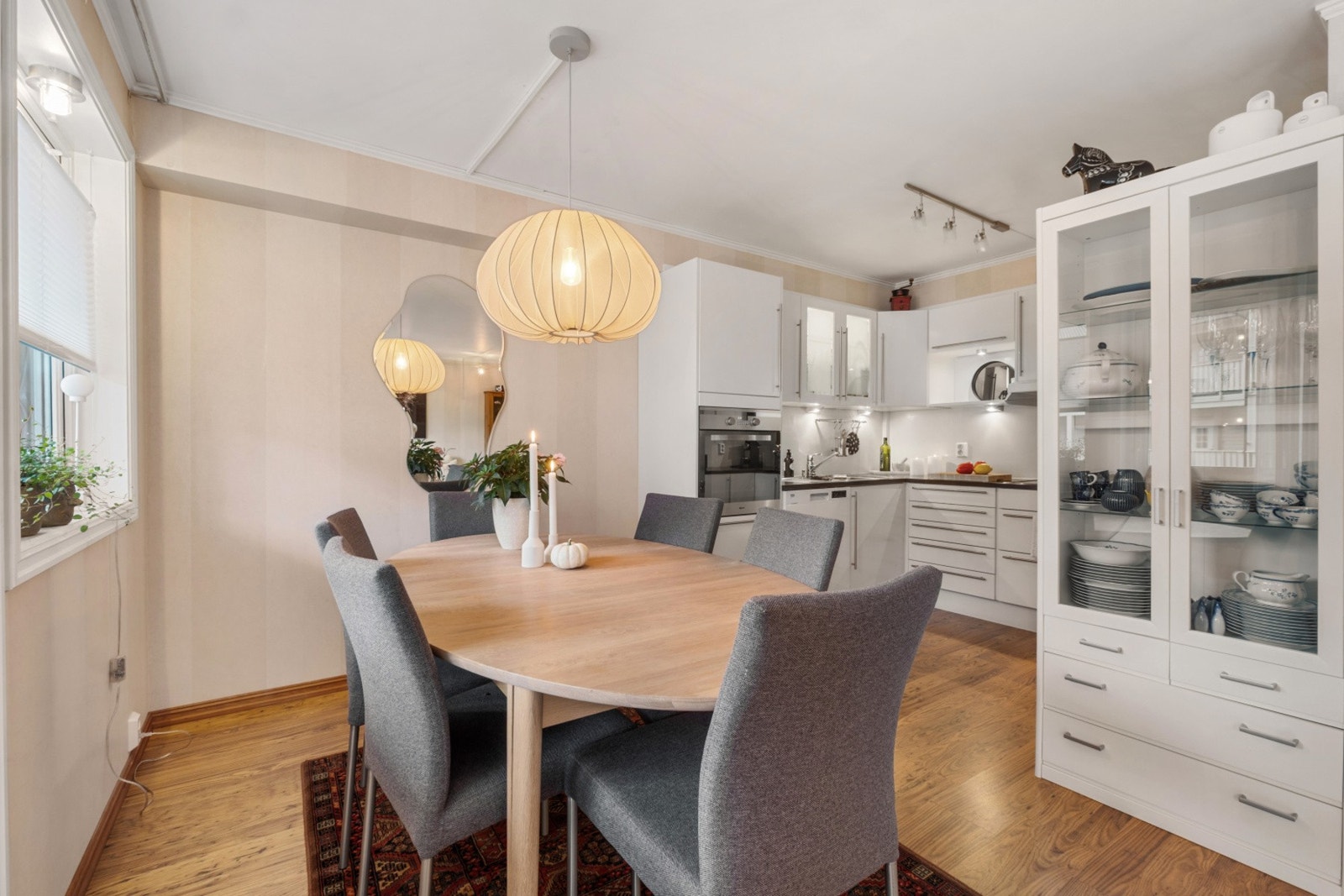 Pent kjøkken med god plass til spisebord. Galleribilde