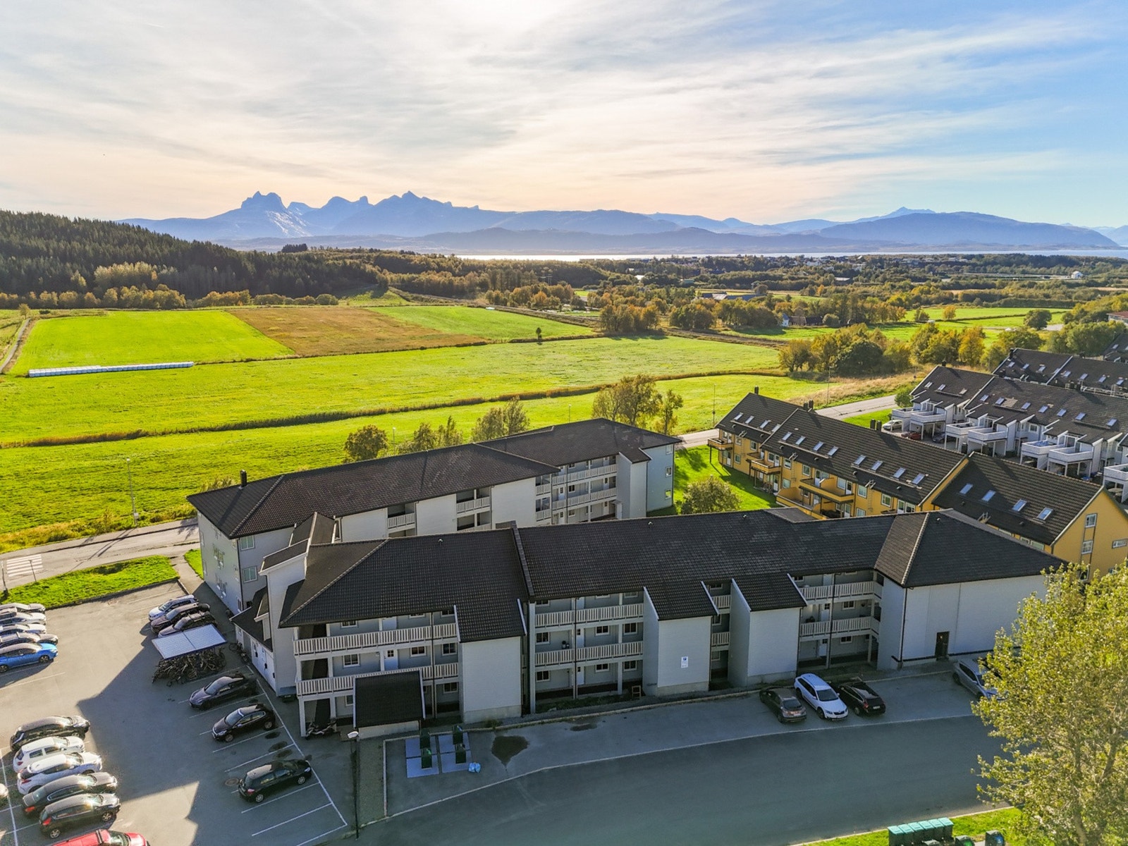 Det er gode parkeringsforhold på borettslagets eiendom. Galleribilde