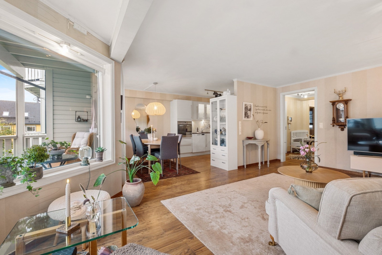 Stuen har god plass til flere sittegrupper. Galleribilde